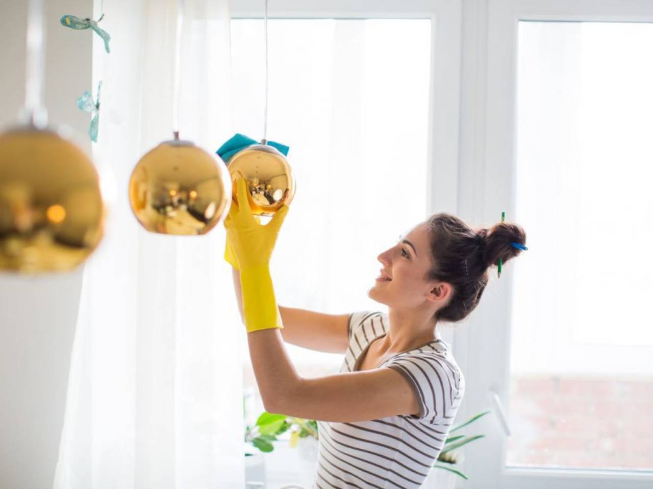 How to clean a light fixture