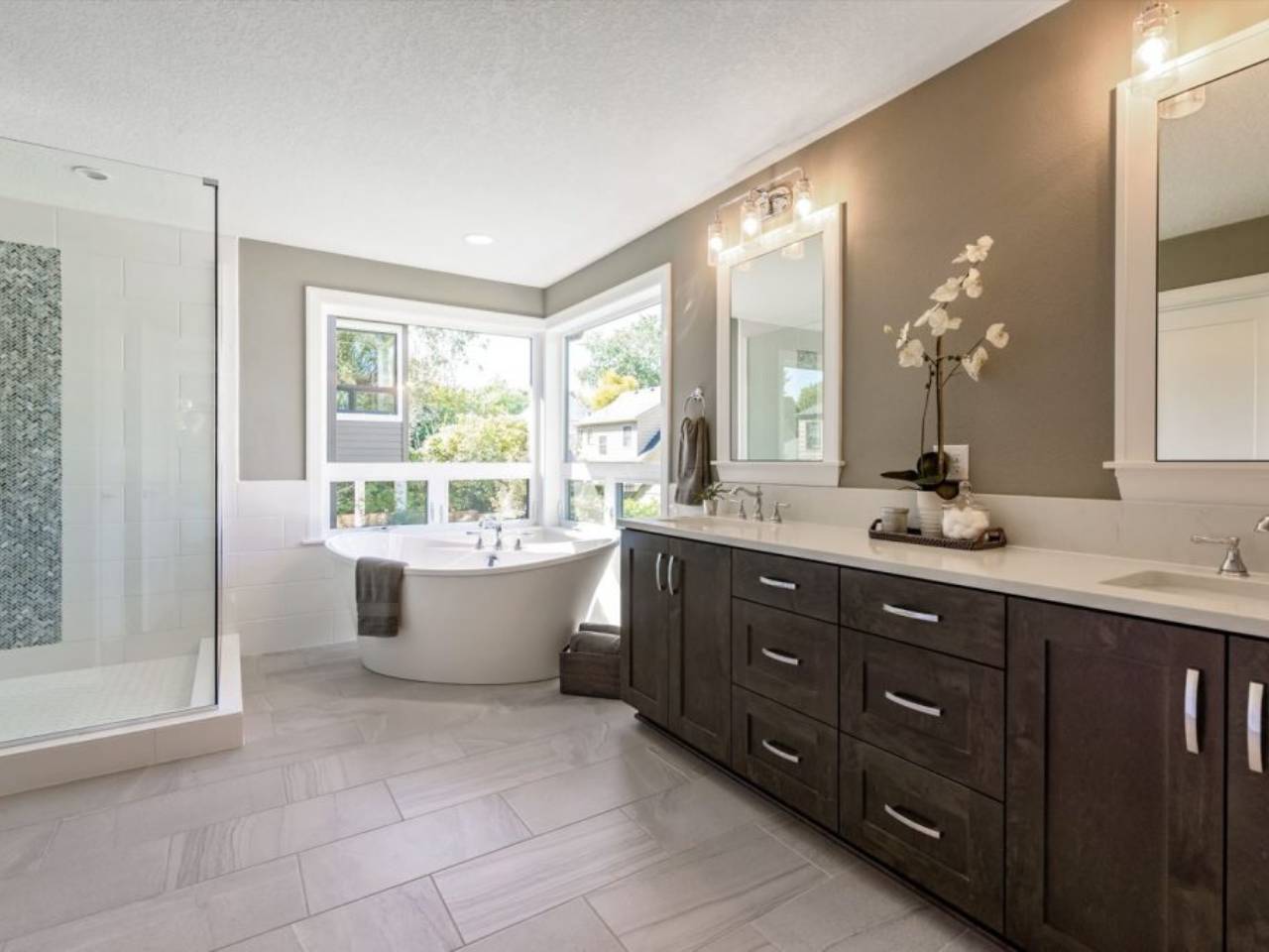 Do bathroom lights need to be damp rated