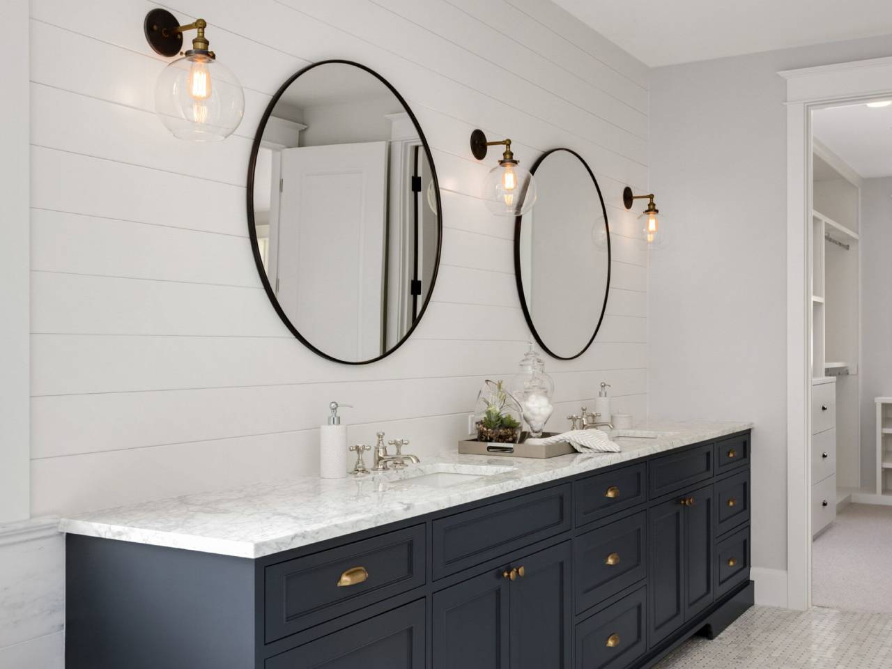 Do bathroom lights need to be damp rated
